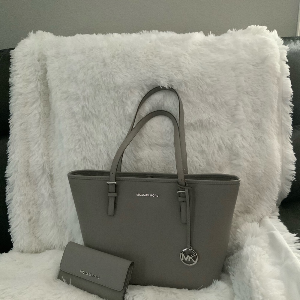 In perfect condition Michael Kors purse & Wallet.